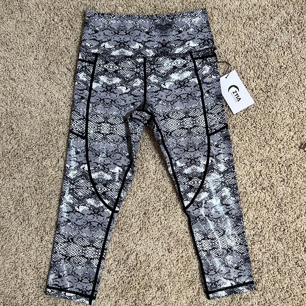 NWT Zyia Active Cobra Metallic Pocket Light n Tight Hi-Rise Capri 20” (4)